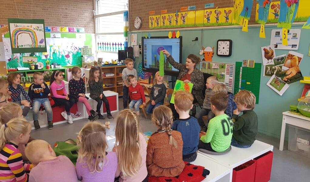 De kinderen in de klas van juffen Mathilde Grevengoed en Hetty Boone zijn blij dat ze weer naar school kunnen.