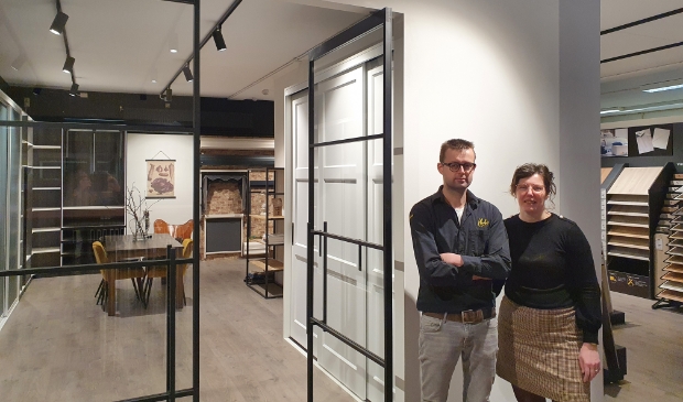 <p>Bart en Marita van Deelen bij het nieuwe gedeelte Van Deelen Wonen. </p>