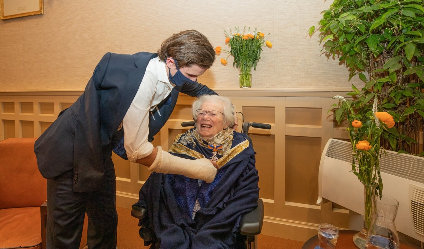 Mevrouw Van Gurp werd in maart in de raadszaal van het gemeentehuis in Baarn Koninklijk onderscheiden door burgemeester Mark Röell.
