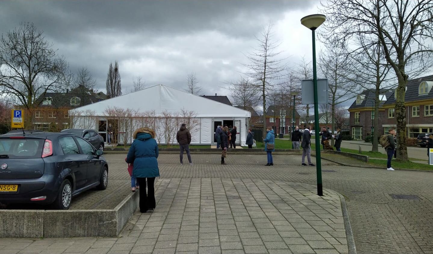 Bij baisschool De Zonnewijzer werd niet gestemd dit keer, wel in een grote tent naast de school. 