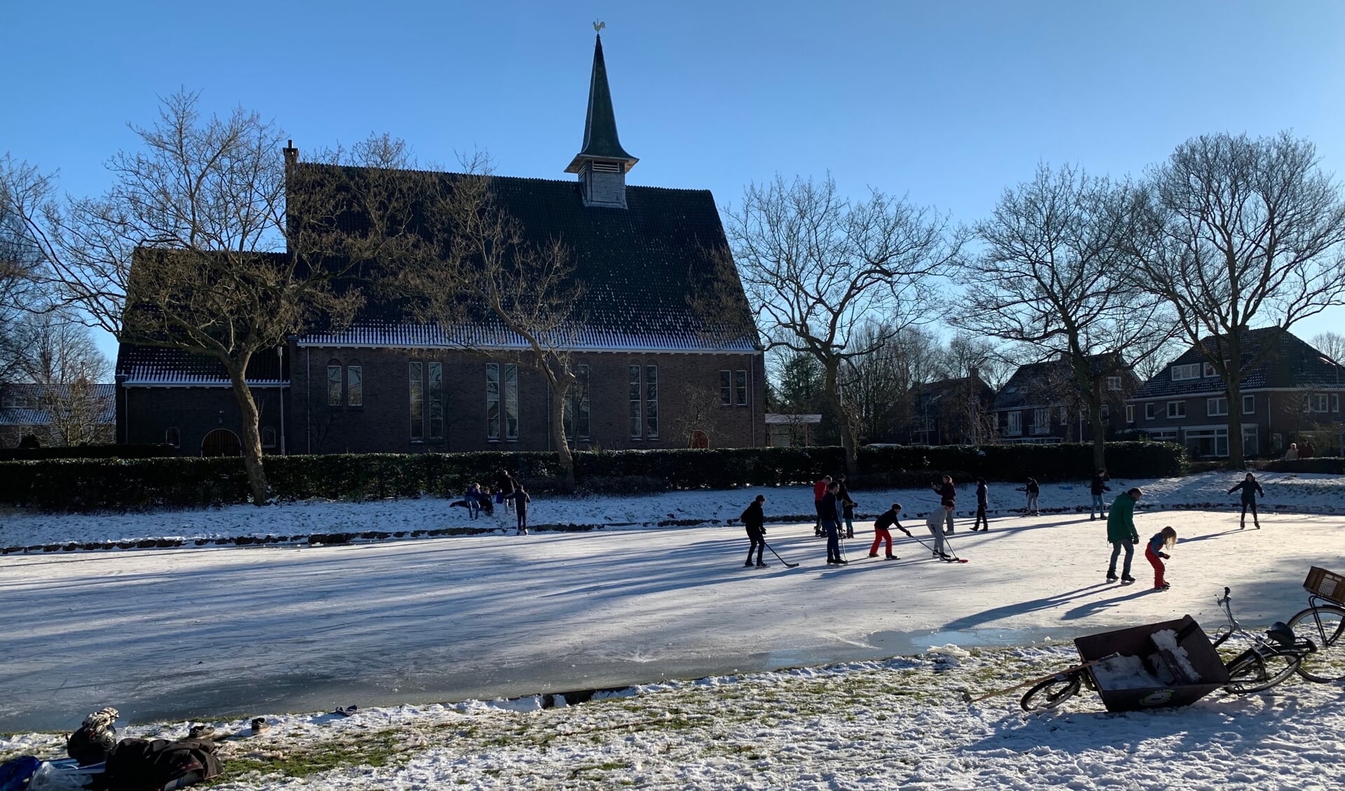 Louis Hegeman legde een mooi wintertafereel vast met de Pelgrimskerk in Badhoevedorp als achtergrond.