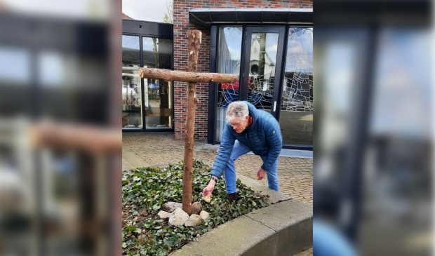 Het kruis op het Kerkplein: plaats voor zorg en hoop.