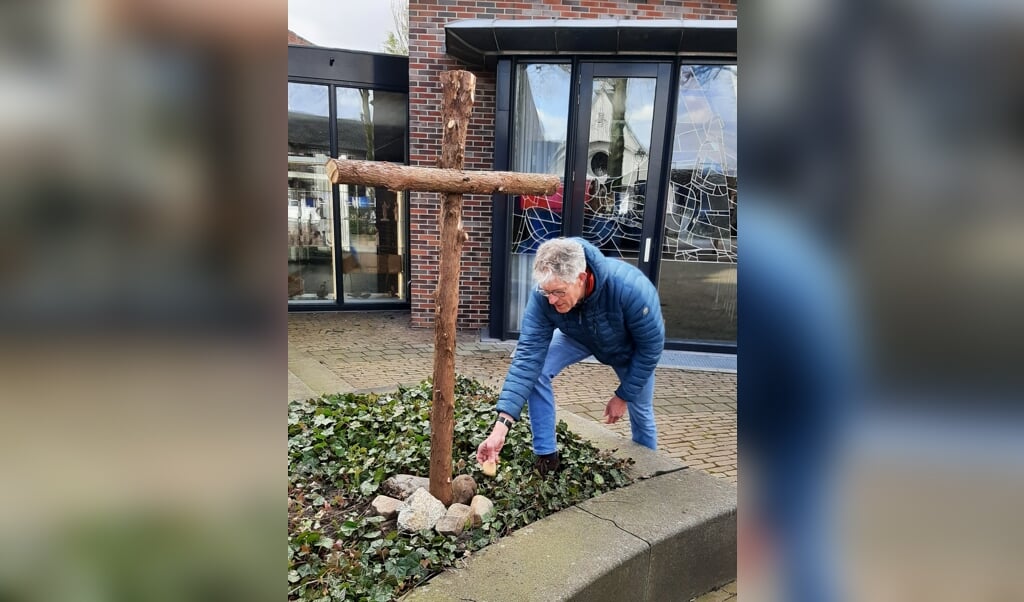 Het kruis op het Kerkplein: plaats voor zorg en hoop.