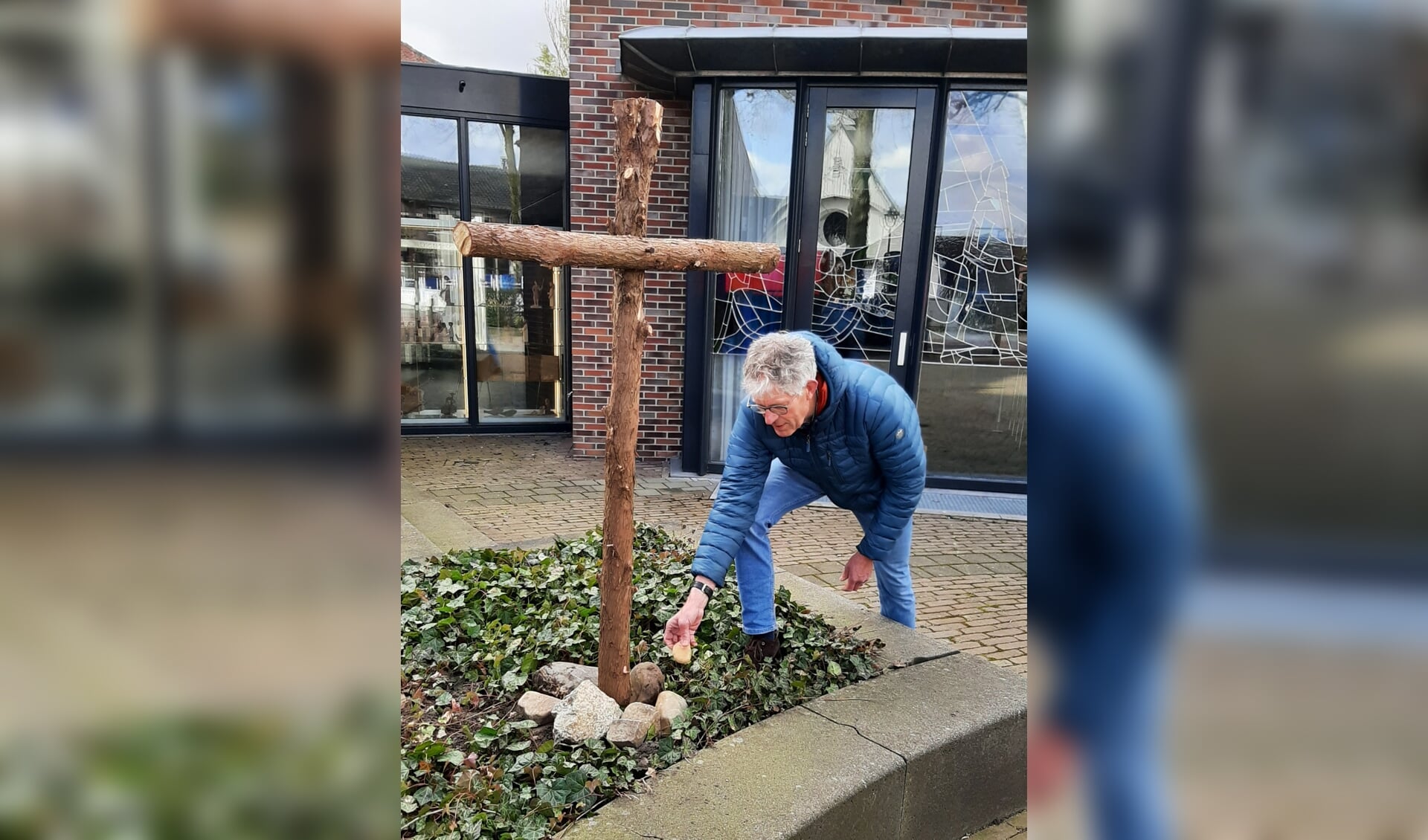 Het kruis op het Kerkplein: plaats voor zorg en hoop.