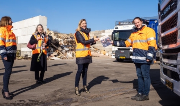 <p>De week van de AfvalHelden startte maandag 1 maart bij Meerlanden. Demissionair staatssecretaris Stientje van Veldhoven kwam naar Rijsenhout, samen met directeur Angeline Kierkels (Meerlanden) en wethouder van Mariëtte Sedee. </p>