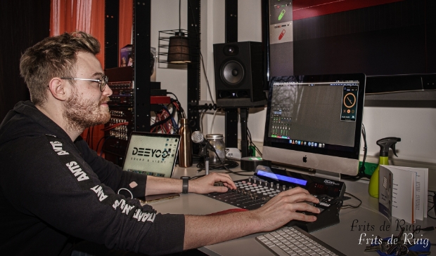 <p>Bijzonder element van deze podcast is dat de techniek achter deze podcast wordt verzorgd door De Studio van Fort 33 in Leusden.</p>