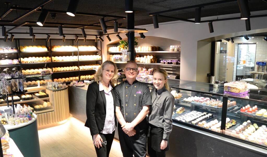 Ciska, Dennis en Fabienne Toebast stralend in de nieuwe bakkers- en banketwinkel.