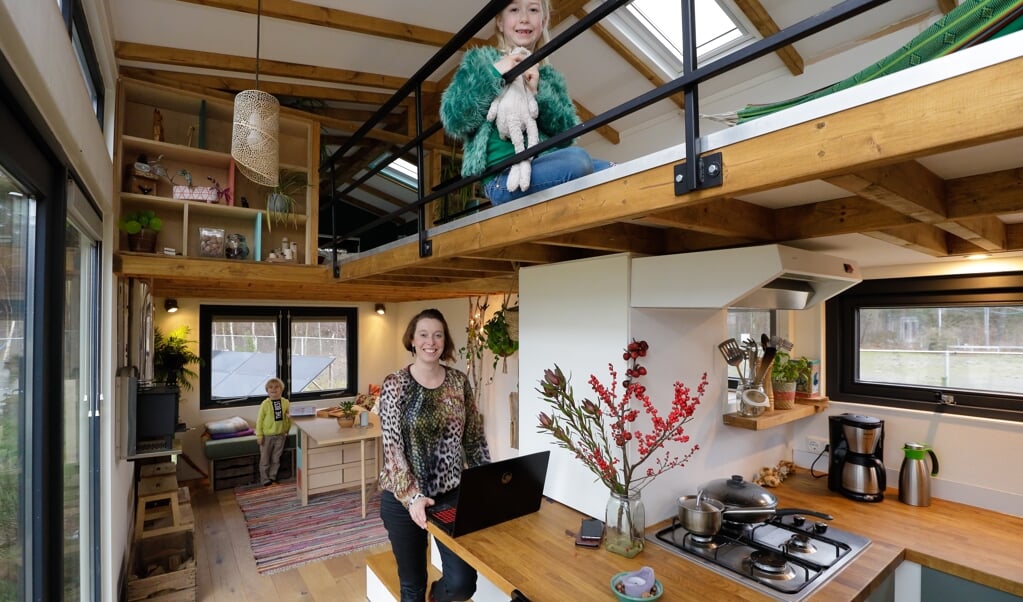 Liezelotte Nagtegaal woont met haar gezin in een 'tiny house' op een tijdelijke locatie in Zeist.