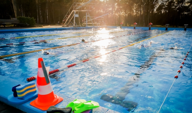 De jeugd traint in het buitenbad.