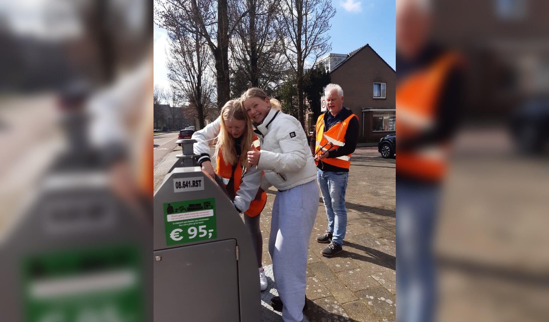 Tijdens de opschoondag gingen zaterdag in de Operabuurt deelnemers van allerlei leeftijden op pad om zwerfafval in de buurt op te ruimen. na afloop werd het afval in de vuilcontainer geworpen.