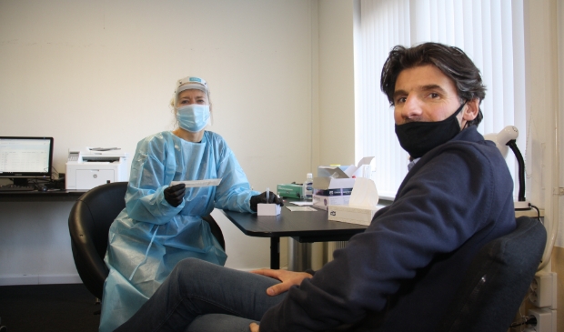 <p>Het testen verloopt volgens Mark van Hoorn bij Corona Sneltest Point Nijkerk heel vlot.</p>