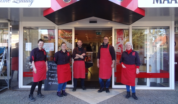 <p>Gerard en Diante Hardeman met hun team.</p>