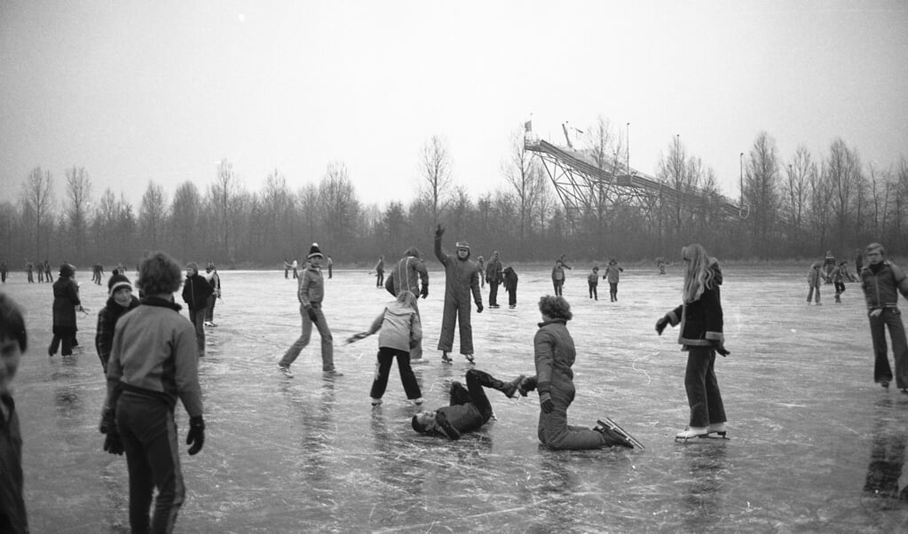 De winter van 1978. Op de schaatsbaan bij het Arnolduspark Hoofddorp kon er volop worden genoten van ijspret.