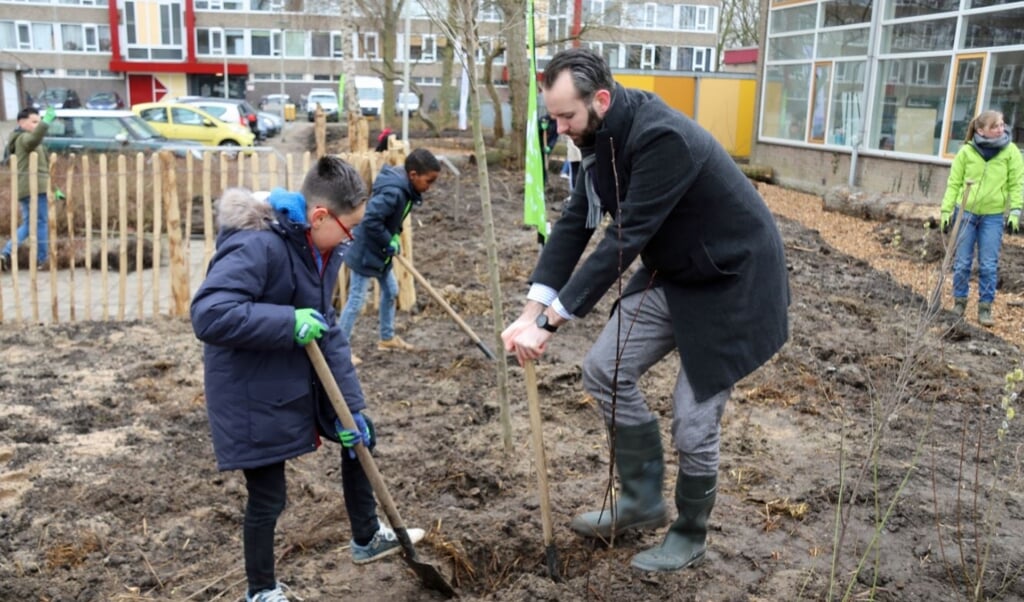 Wethouder Joost van der Geest plant samen met leerlingen van Samen Onderweg de eerste bomen voor de Tiny Forest