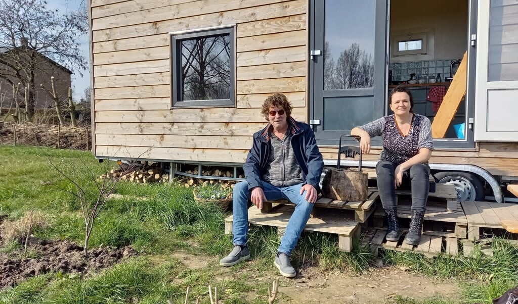 Hennie Rietveld en Petra Schröder voor het Tiny House van Petra.