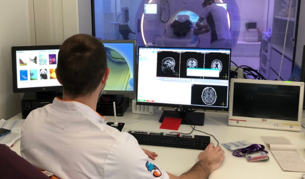 <p><strong><em>De bedieningsruimte van de nieuwe MRI-scanner, die door het raam op de achtergrond te zien is.</em></strong></p>