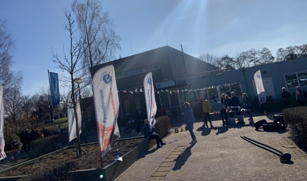 Deelnemers aan de 'walk by'-actie kregen bij de sportschool eten en drinken om mee te nemen.
