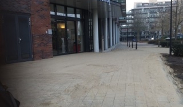 De nieuwe bestrating bij de entree van de Bannehof