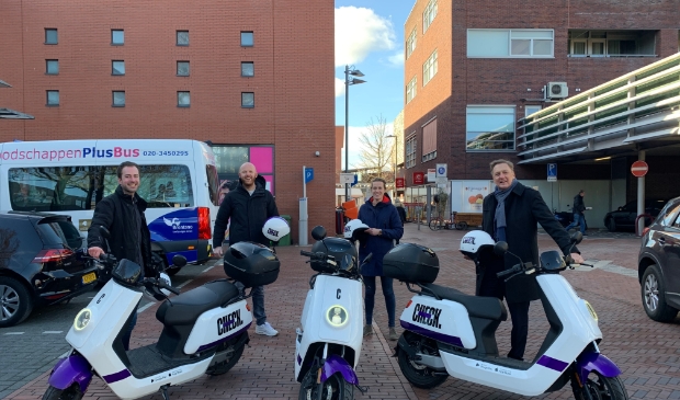 <p>Van links naar rechts: Sander van Ginkel en Paul van Merrienboer van Check, Nynke Pranger en wethouder Rob Ellermeijer.</p>