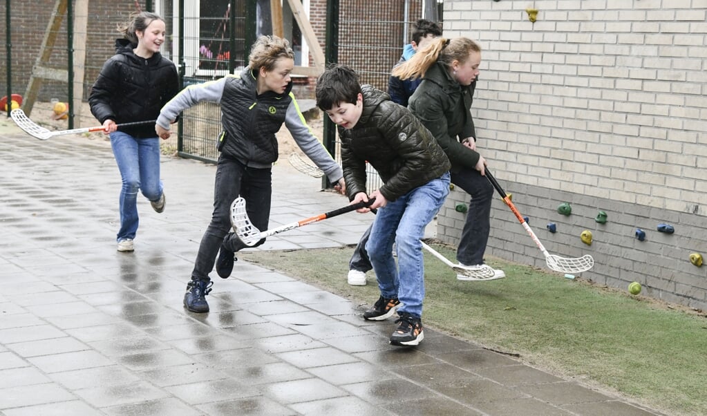 Guusje Pais en Florine van den Hoeden nemen het op het schoolplein op tegen enkele jongens uit de klas.