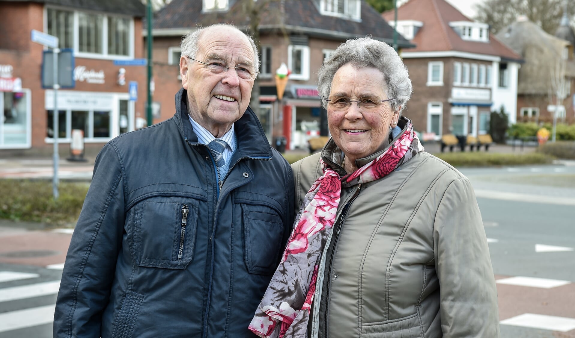 Hans en Coby Regnery voor zijn geboortehuis en de ijssalon die ze jarenlang samen aan het Nieuwerhoekplein hadden.