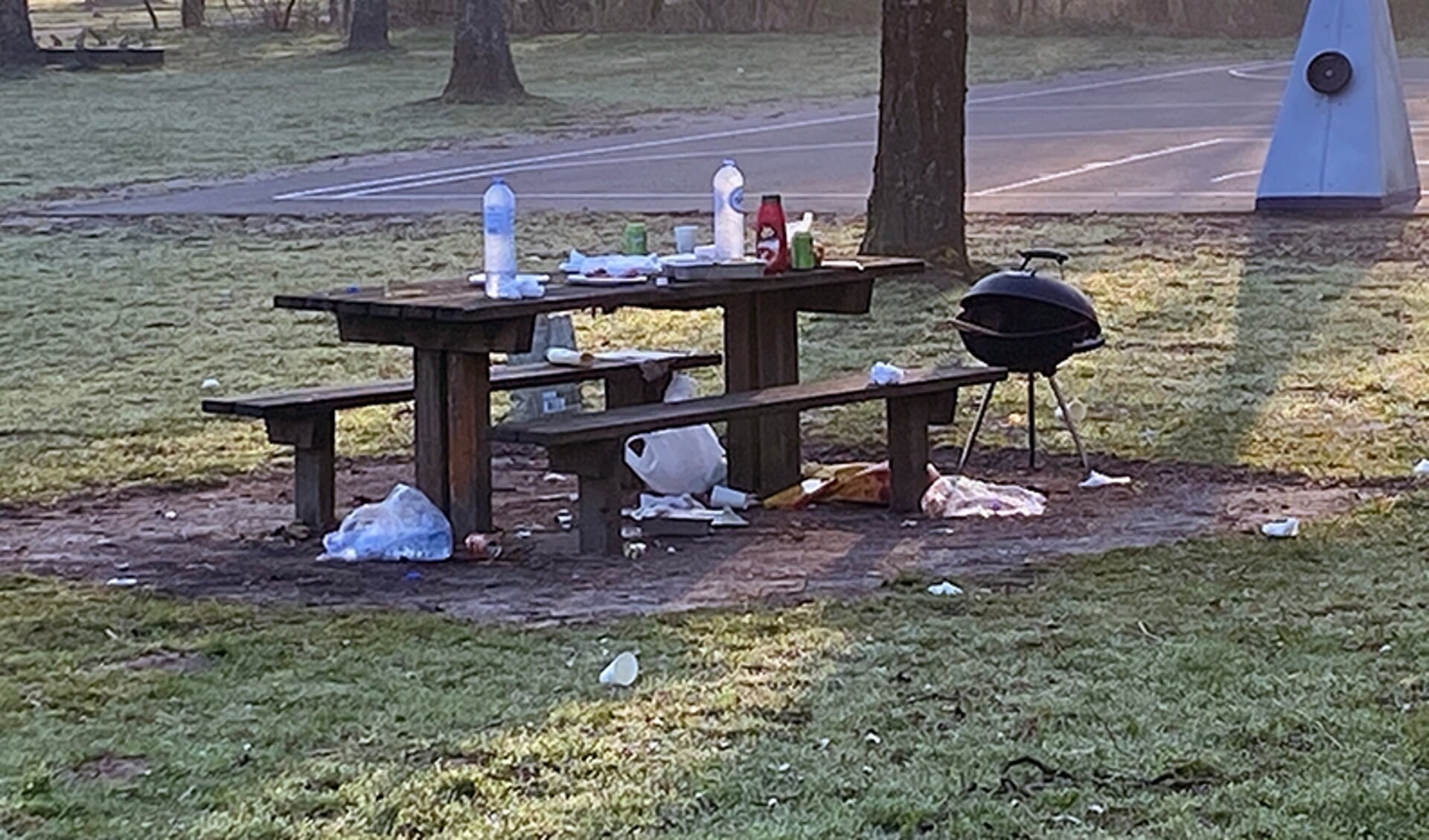 De picknickplaats in het Haarlemmermeerse Bos de volgende ochtend.