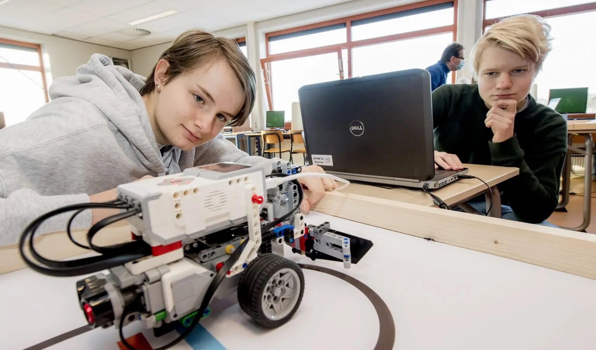 Kimberly (links) en Isbrant bouwen zelf een robot: ,,Dit was het leukste keuzevak."
