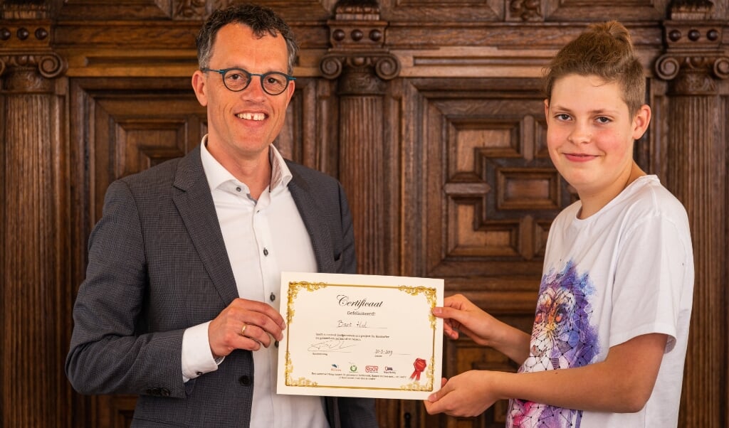 Mei 2019: Bart Hol (13) ontvangt zijn certificaat uit handen van wethouder Hans van Daalen.