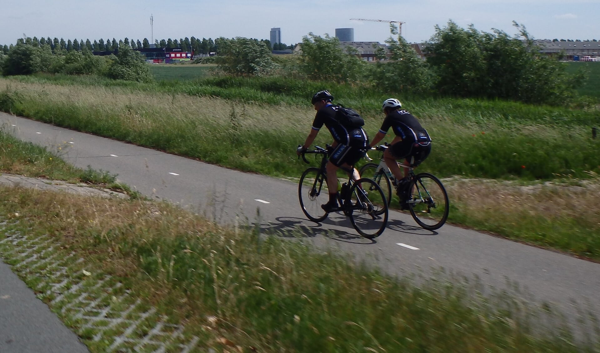 Twee fietsers op een racefiets van RTC Hoofddorp