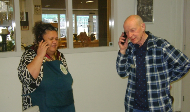 Louise en Rinus met het inplannen van klanten in corona tijd