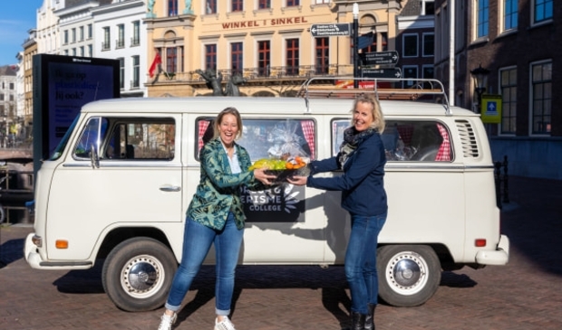 <p>Suzanne Staal, directeur van het Horeca & Toerisme College (r) overhandigt verwenpakket aan Maryse François, directeur van Winkel van Sinkel in Utrecht. </p>