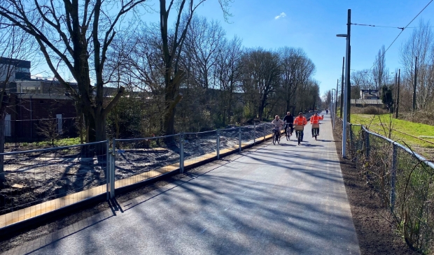 <p>Wethouder Floor Gordon fietste met Alexander Kuijt, directeur van aannemersbedrijf BAM en projectleider Geert de Breuker over het nieuwe pad.</p>