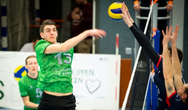 <p>Robin Boekhoudt (13) in actie tijdens de met 3-1 gewonnen thuiswedstrijd tegen ZVH.</p>