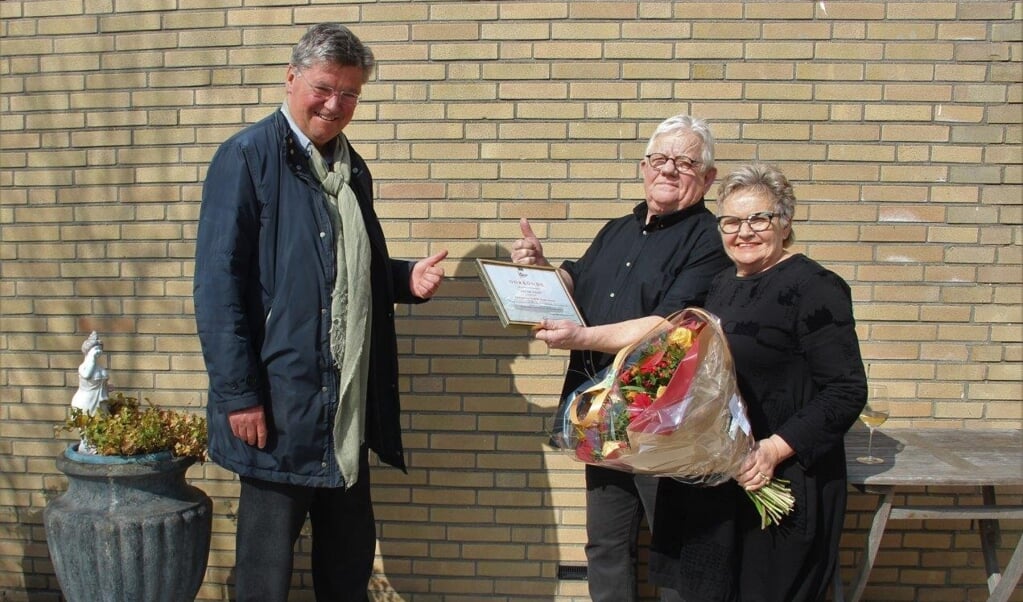 Jan en Netty de Haan kregen een bezoekje van de voorzitter.