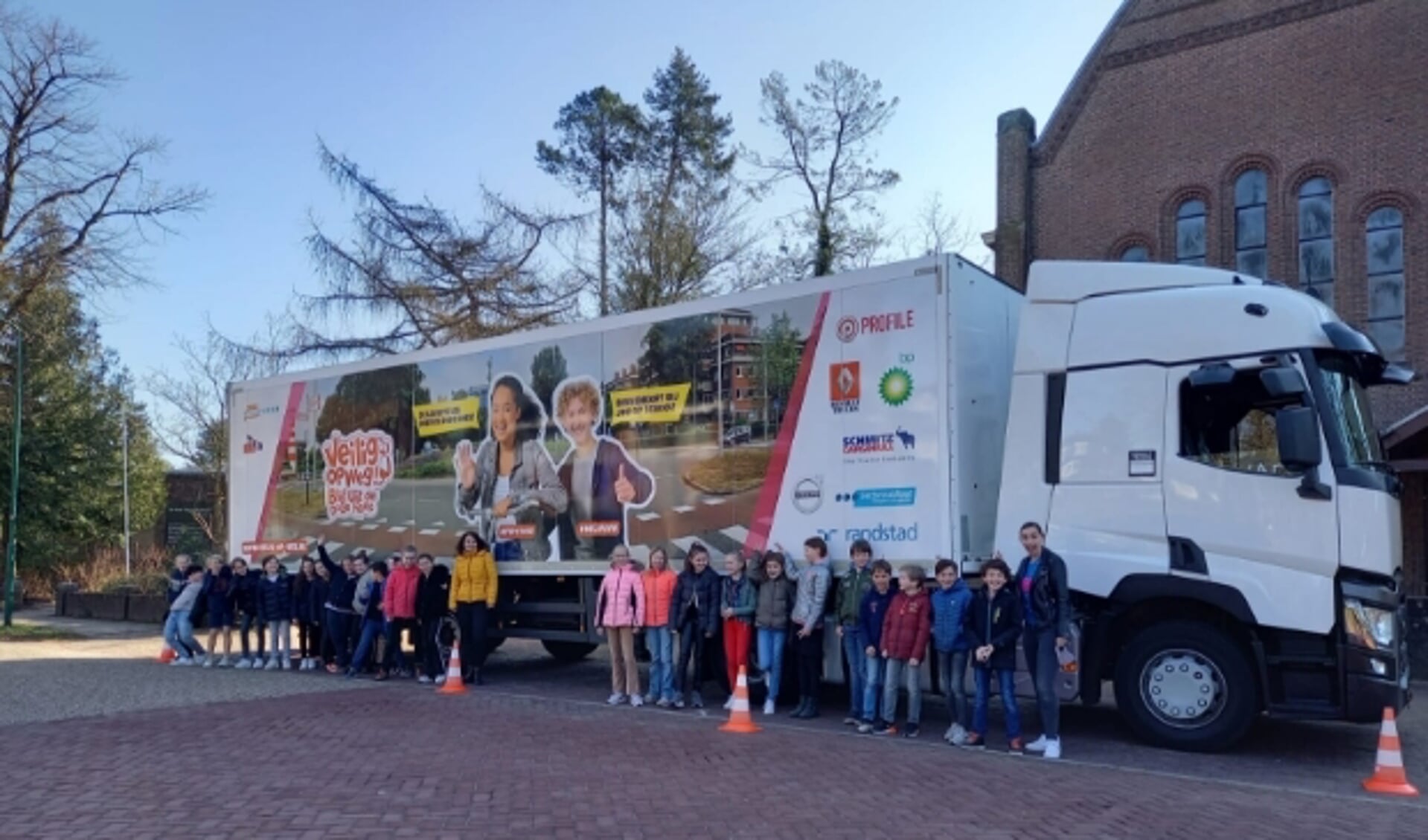 Leerlingen van groep 7a en 7b van BS Theresia in Bilthoven krijgen les over de gevaren van grote voertuigen in het verkeer.