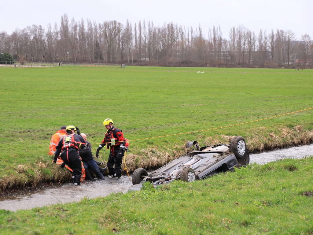 <p>Diverse getuigen schoten te hulp toen ze donderdagmiddag een auto in het water zagen tollen.</p>