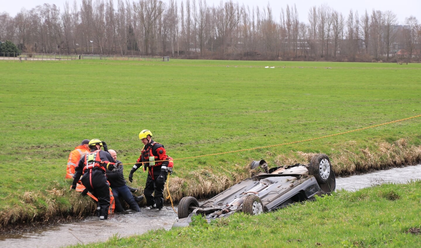 Diverse getuigen schoten te hulp toen ze donderdagmiddag een auto in het water zagen tollen.