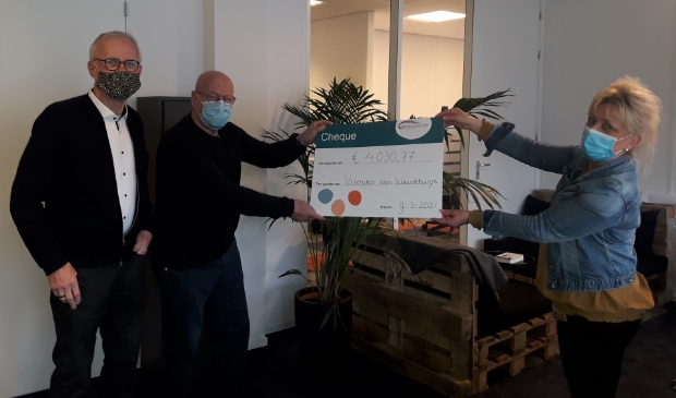 Waardeburgh reikt cheque uit