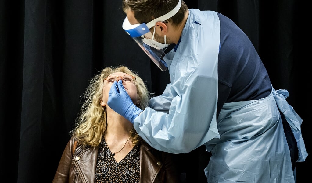 Een bezoeker laat zich testen op het coronavirus voorafgaand aan de voorstelling van cabaretier Guido Weijers, een proef van Fieldlab van afgelopen februari.
