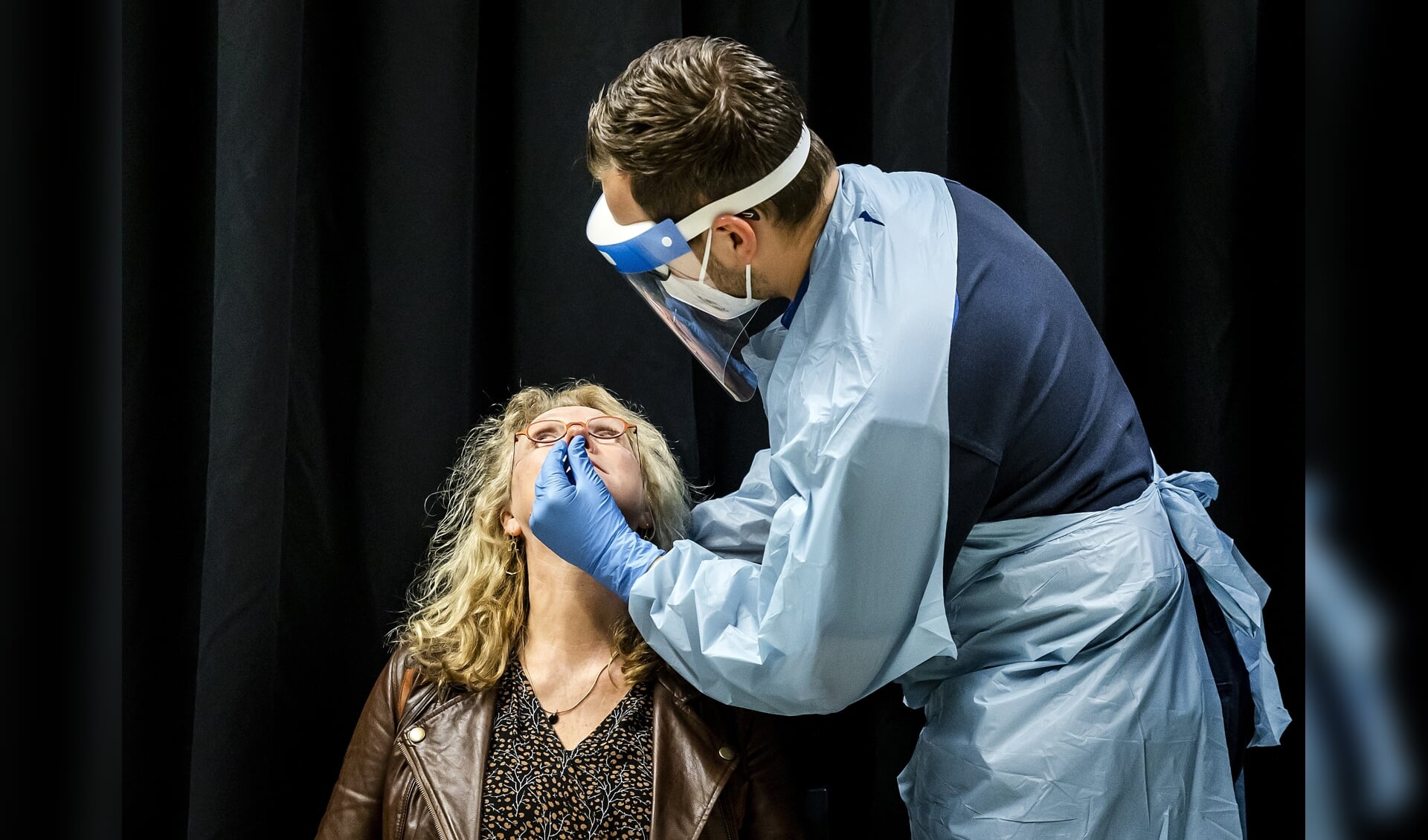 Een bezoeker laat zich testen op het coronavirus voorafgaand aan de voorstelling van cabaretier Guido Weijers, een proef van Fieldlab van afgelopen februari.