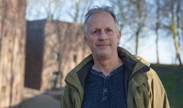 <p>René Kwant bij het fort. </p>