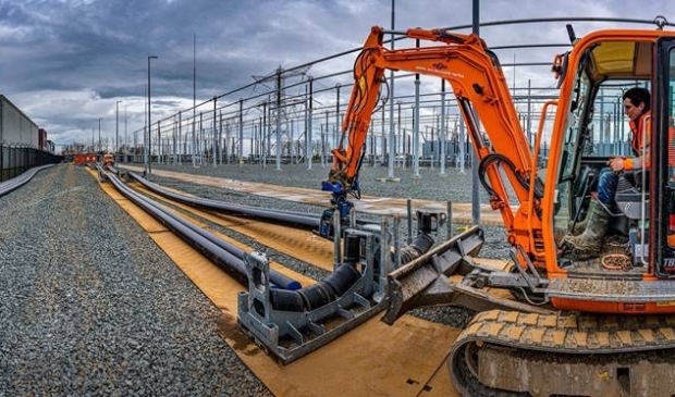 <p>Voorbereidende werkzaamheden op het hoogspanningsstation langs de A9 voor aanleg van de elektriciteitskabels. Het hoogspanningsstation, dat eigen terrein van TenneT is, is de enige plek waar de kabels door middel van open sleuven worden aangelegd. </p>