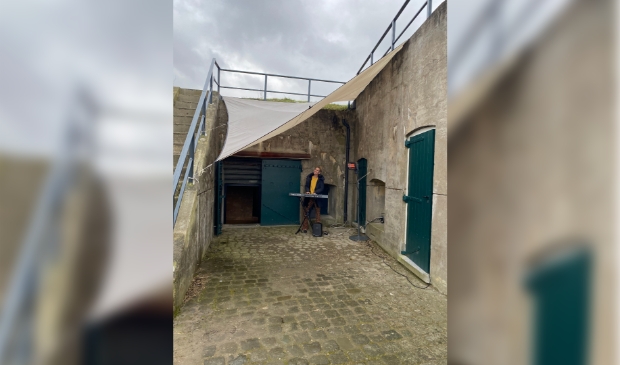 Eigenaresse Bibian Buil, geeft zangles buiten bij het Fort van Hoofddorp.