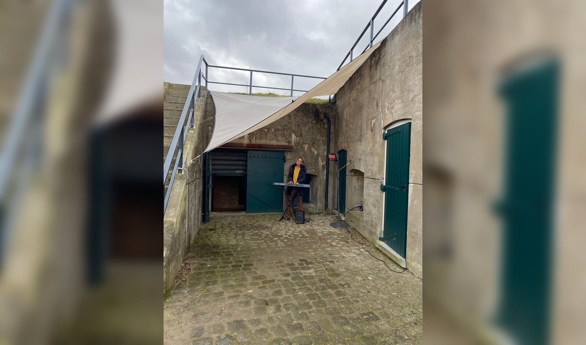 Eigenaresse Bibian Buil, geeft zangles buiten bij het Fort van Hoofddorp. 