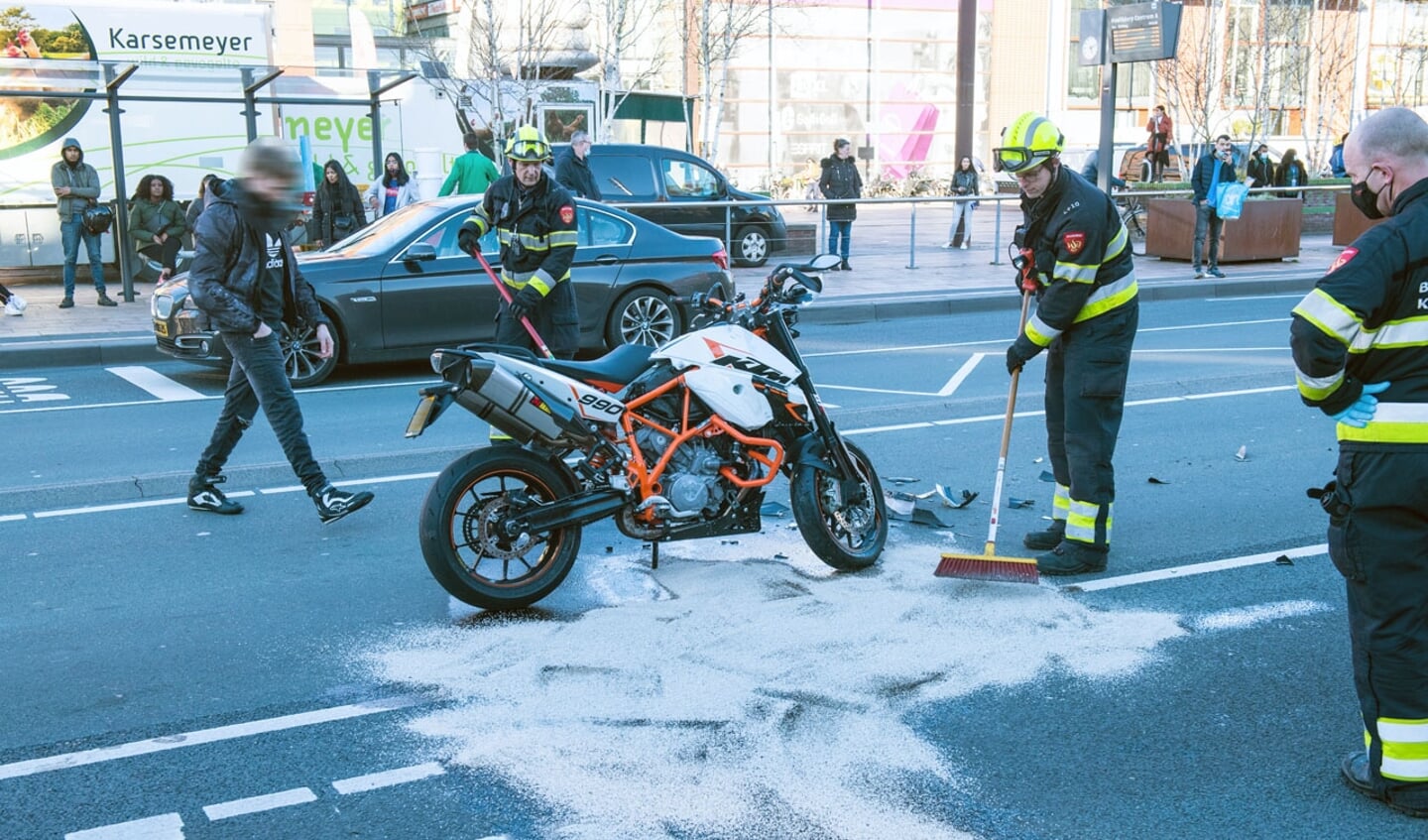 Midden in het centrum van Hoofddorp ging de stuntman op een wiel rijden.