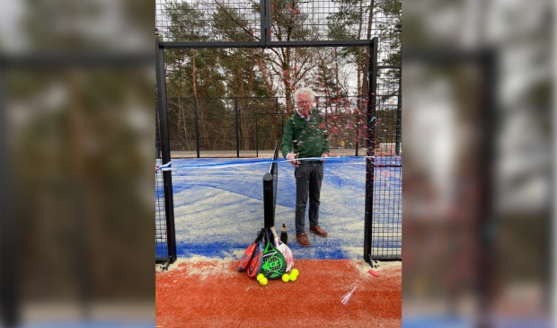 <p>Jacques van Oostrum, voorzitter Tennis- en padelvereniging Larsheim, opent de padelbanen. </p>