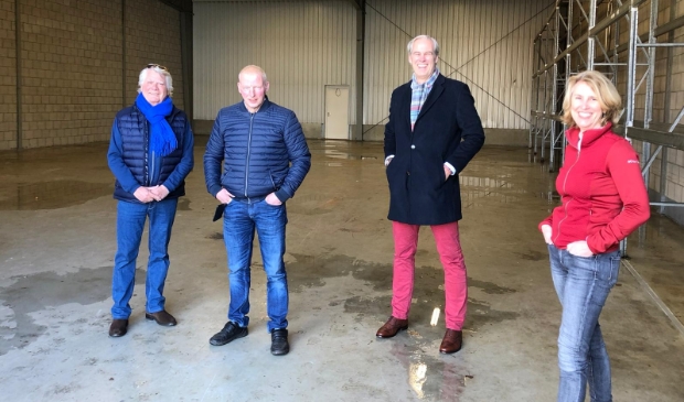 <p>(v.l.n.r.) Reinier van Kuyk, Hans Bos (eigenaar pand), Eelco Appel en Tanja Naastepand in de nieuwe opslagloods van Voedselbank Utrechtse Heuvelrug. </p>
