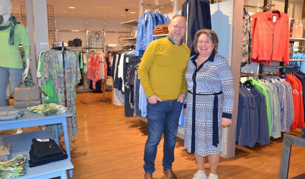 <p>Kym en Caroline Rigters in hun winkel</p>