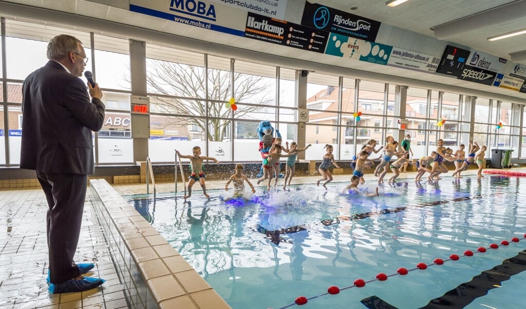 Burgemeester Luteijn gaf vorige week het startsignaal van de eerste zwemles sinds de coronaversoepeling. 
