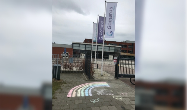 Regenboogtekening op oprit Gomarus